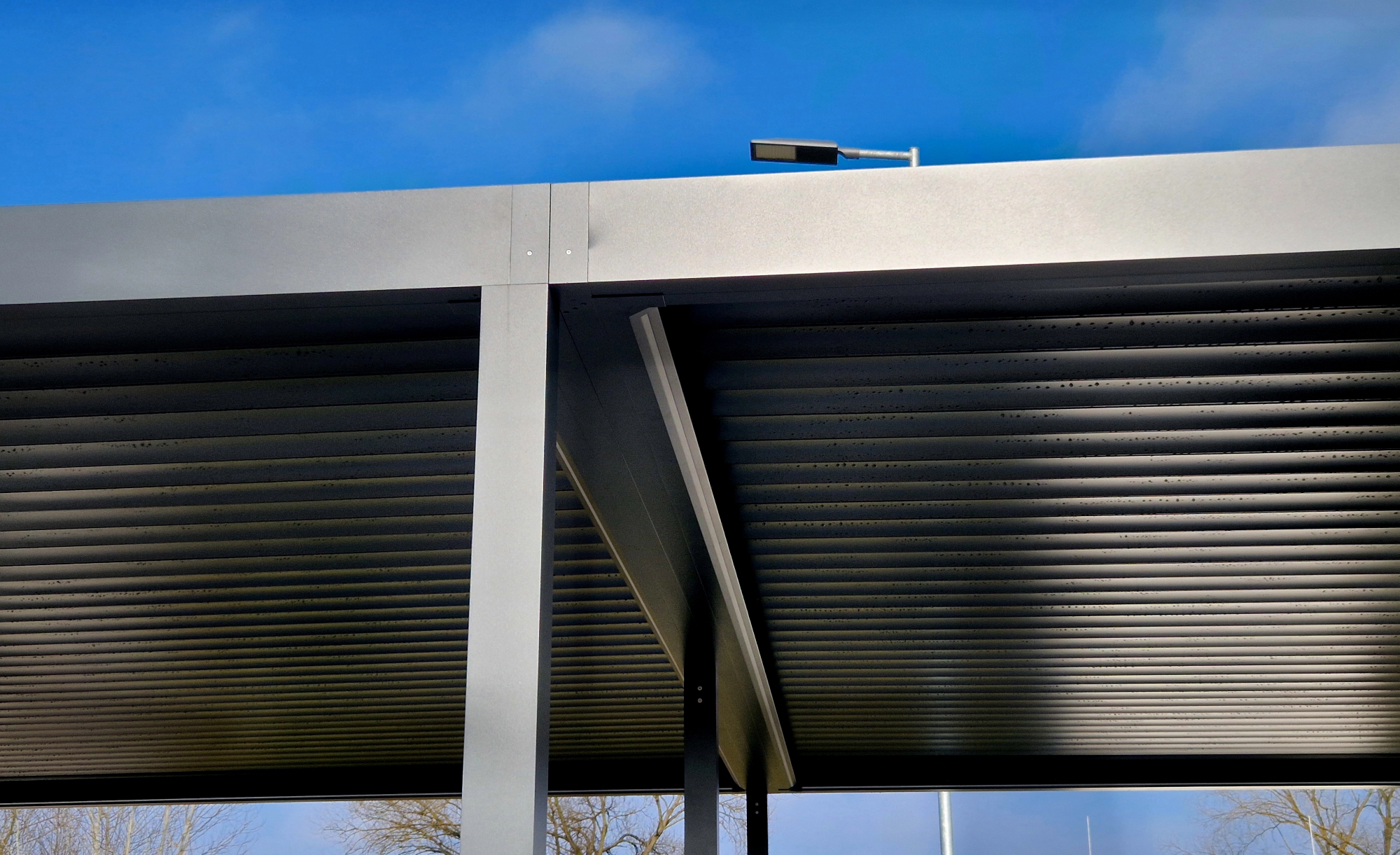 Zanimala me je bioklimatska pergola z led osvetlitvijo