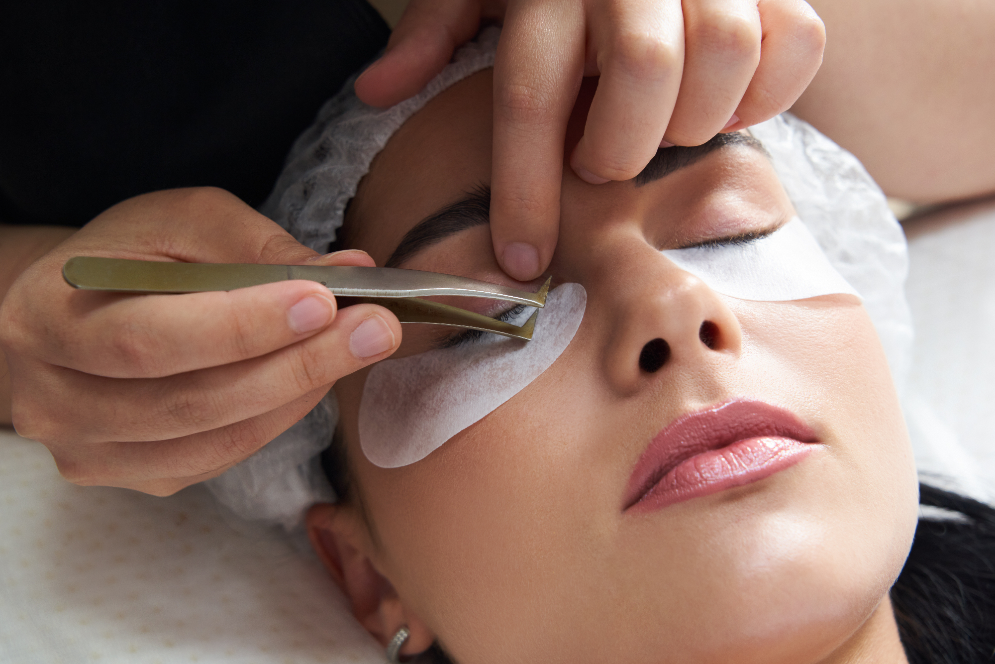 Zakaj se toliko žensk odloči za podaljševanje trepalnic?